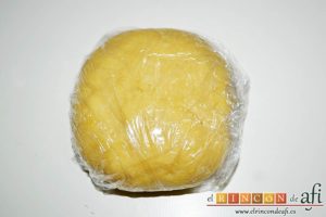 Tartaletas de pasta brisa con flores de manzana, envolver en film