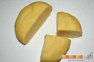 Tartaletas de pasta brisa con flores de manzana, refrigerar una hora, y luego cortar en cuatro porciones