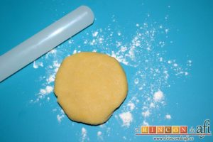 Tartaletas de pasta brisa con flores de manzana, sacar las porciones de la nevera de una en una y poner en una mesa enharinada