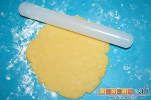 Tartaletas de pasta brisa con flores de manzana, aplastarla con la mano y luego pasar rodillo