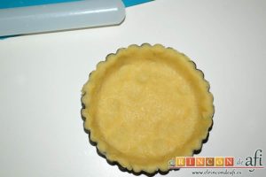 Tartaletas de pasta brisa con flores de manzana, cubrir la tartaleta con la masa y recortar los sobrantes