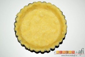 Tartaletas de pasta brisa con flores de manzana, cubrir bien y con cuidado la tartaleta con la masa