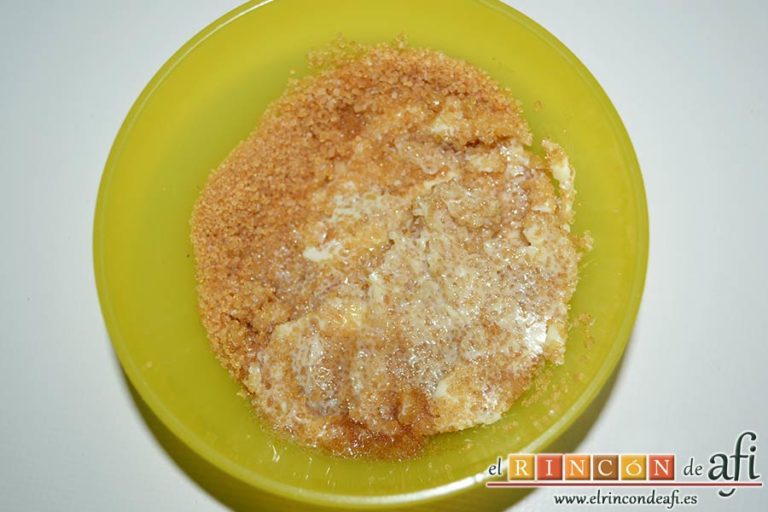 Tartaletas de pasta brisa con flores de manzana, mezclar en un bol pequeño el azúcar moreno con la mantequilla en pomada
