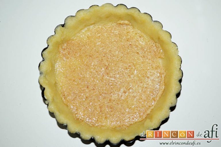 Tartaletas de pasta brisa con flores de manzana, poner una porción dentro de cada tartaleta y extender