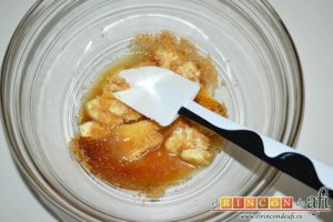 Tartaletas de pasta brisa con flores de manzana, en un bol grande poner 35 gramos de mantequilla pomada con 50 gramos de azúcar moreno y el zumo de un limón