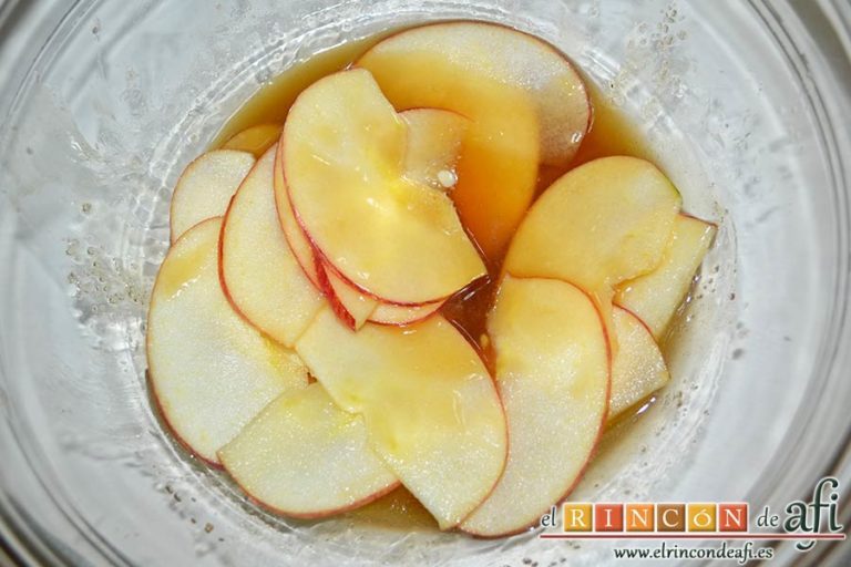 Tartaletas de pasta brisa con flores de manzana, meter las láminas de manzana de forma que impregnen bien y meter en el microondas