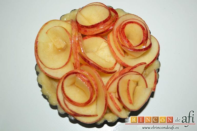 Tartaletas de pasta brisa con flores de manzana, formar las flores con las láminas de manzana e ir colocándolas en las tartaletas