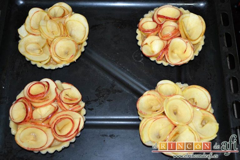 Tartaletas de pasta brisa con flores de manzana, poner las tartaletas en una bandeja de horno