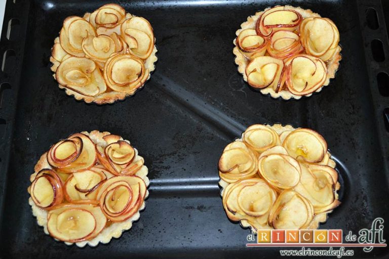 Tartaletas de pasta brisa con flores de manzana, hornear