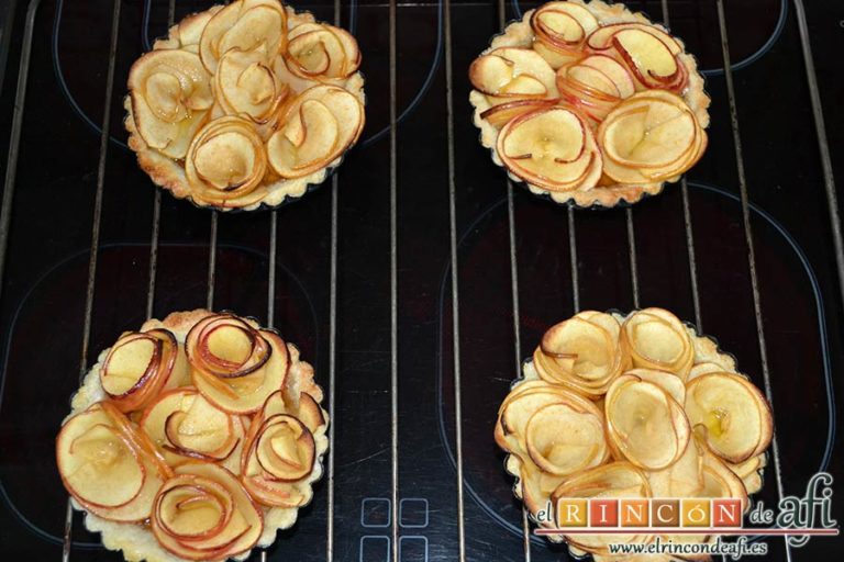 Tartaletas de pasta brisa con flores de manzana, dejar enfriar en una rendija y desmoldar