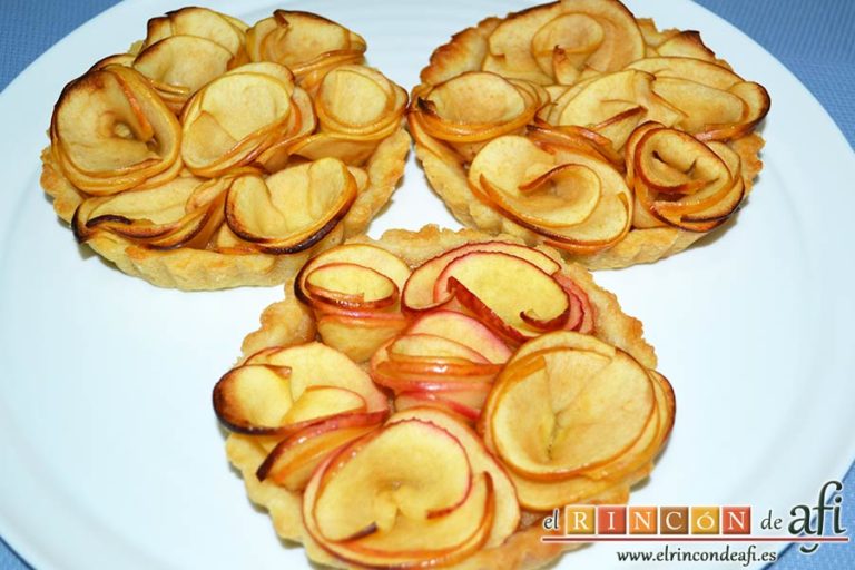 Tartaletas de pasta brisa con flores de manzana, sugerencia de presentación