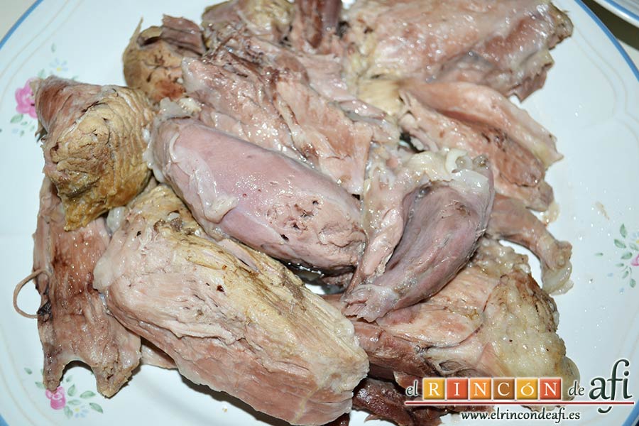Codillos de cerdo con puré de raíces, sacar el jamón tras retirar la piel, la grasa y los huesos