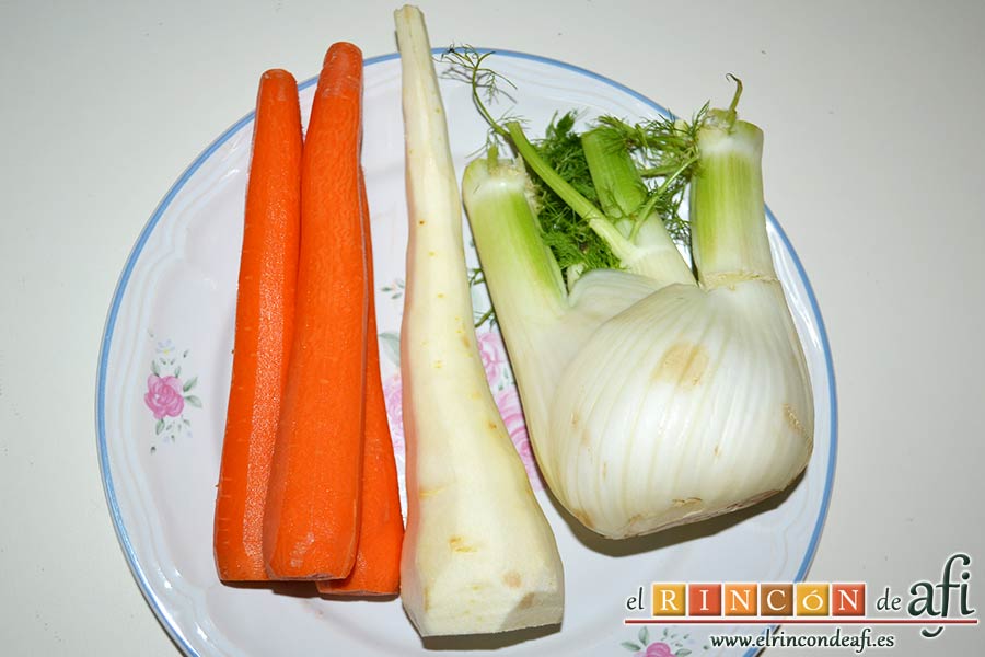 Codillos de cerdo con puré de raíces, pelar las zanahorias y la chirivía, y retirar la parte verde del bulbo de hinojo