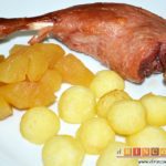 Confit de pato con compota de manzana y bocaditos de papas