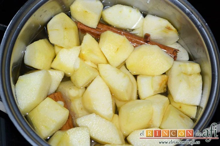 Confit de pato con compota de manzana y bocaditos de papas, añadirlas al cazo junto con un palito de canela