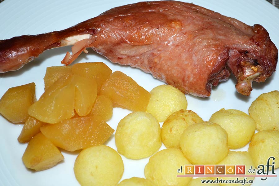 Confit de pato con compota de manzana y bocaditos de papas, sugerencia de presentación
