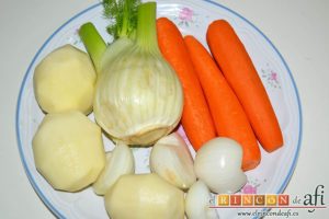 Crema de hinojo, pelar las papas, las cebollas y las zanahorias