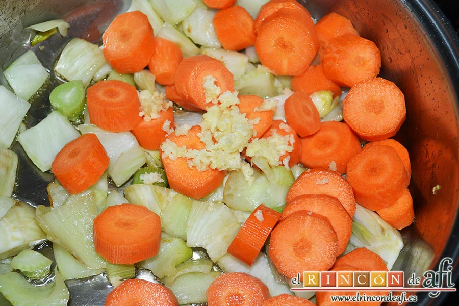 Crema de hinojo, añadir las zanahorias troceadas y los ajos machacados