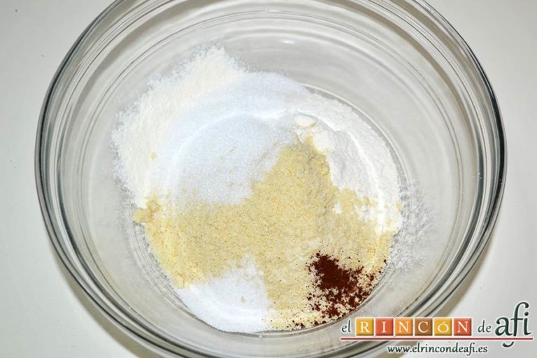 Cuernecitos de vainilla, poner la harina tamizada, el azúcar blanquilla, la almendra molida, el azúcar vainillado, sal y el café soluble en un bol