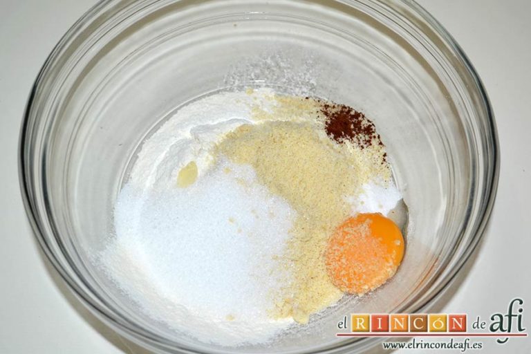 Cuernecitos de vainilla, añadir las yemas de huevo