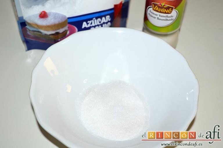 Cuernecitos de vainilla, poner en un bol una mezcla de azúcar avainillado y azúcar glass