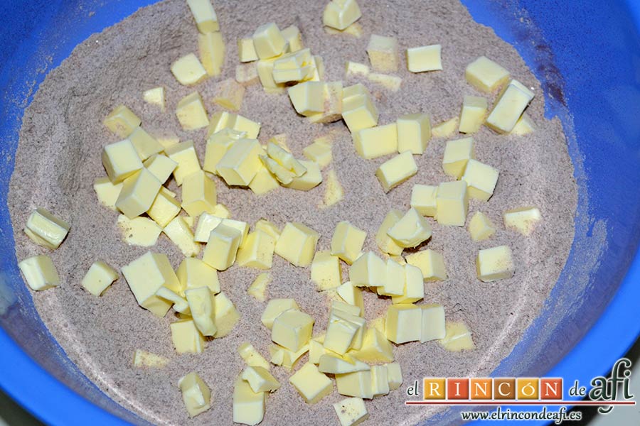 Cuernecitos de vainilla y chocolate, añadir la mantequilla muy fría cortada en cubitos