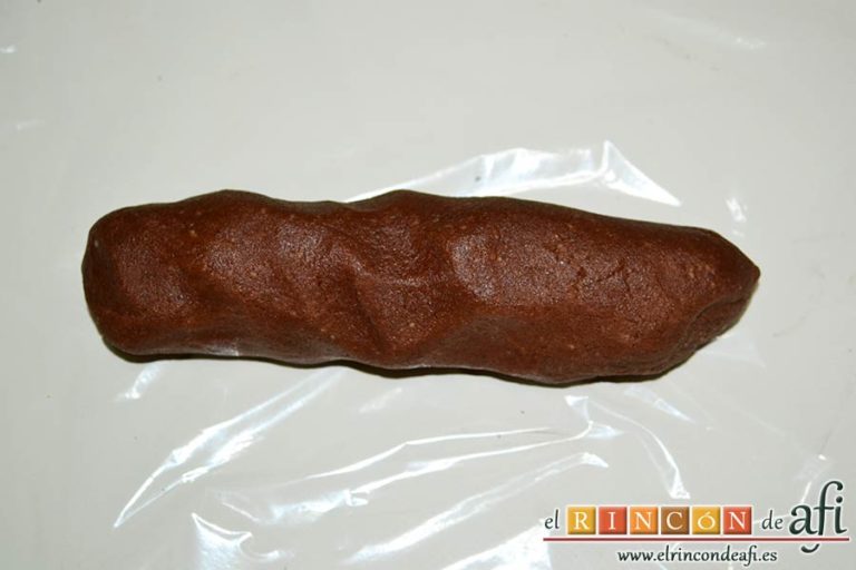 Cuernecitos de vainilla y chocolate, dividir la masa en dos o tres porciones y formar cilindros
