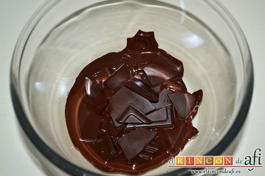 Cuernecitos de vainilla y chocolate, fundir el chocolate a golpes de microondas