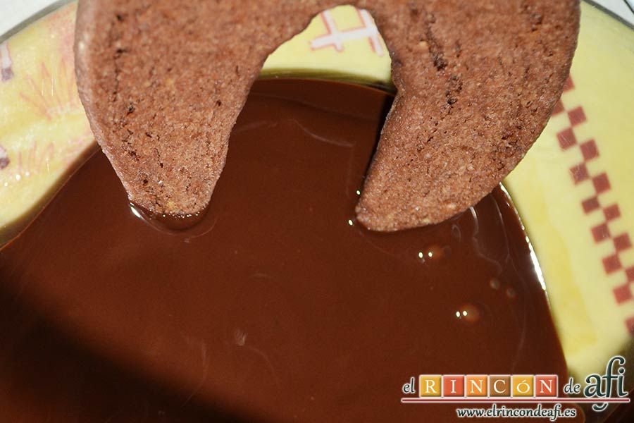Cuernecitos de vainilla y chocolate, mojar las puntas de los cuernecitos en el chocolate