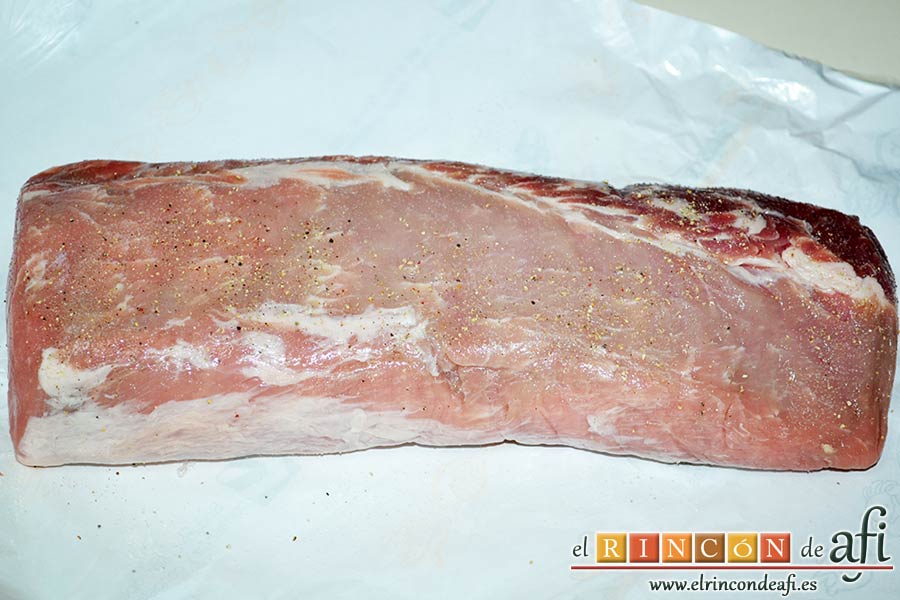 Lomo de cerdo al horno con cebollas y boniatos especiados, salpimentar el lomo de cerdo