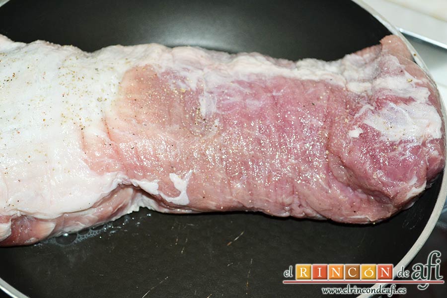 Lomo de cerdo al horno con cebollas y boniatos especiados, ponerlo a sellar en una sartén sin nada de aceite