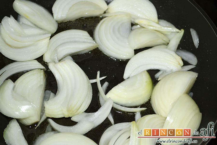 Lomo de cerdo al horno con cebollas y boniatos especiados, poner a pochar las cebollas cortadas en juliana gruesa