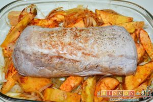 Lomo de cerdo al horno con cebollas y boniatos especiados, poner encima el lomo
