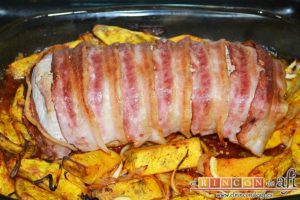 Lomo de cerdo al horno con cebollas y boniatos especiados, hornear y sacar de la bandeja una vez hecho