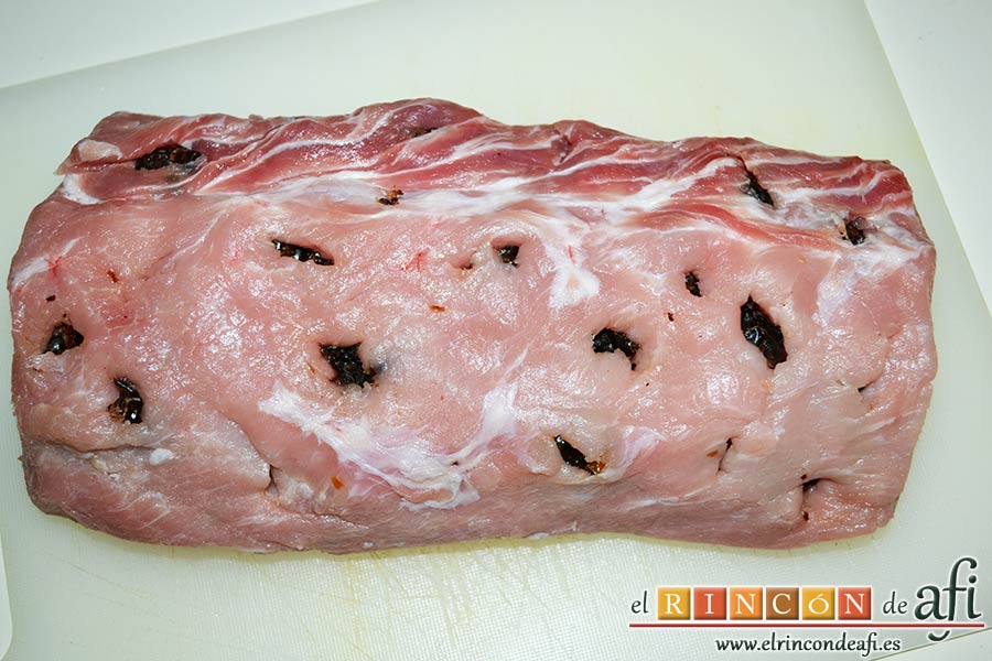 Lomo de cerdo relleno de dátiles con verduras y salsa de jengibre, hacerle agujeros al lomo con un cuchillo e introducir los dátiles