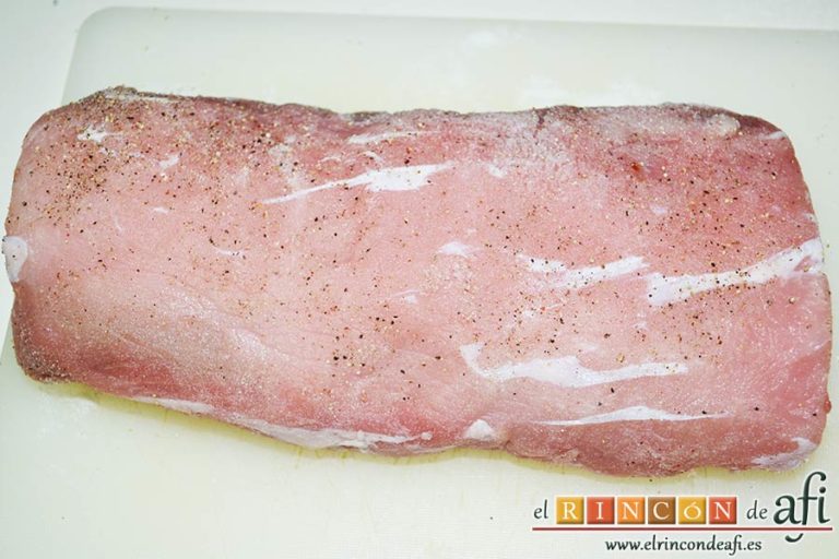 Lomo de cerdo relleno de dátiles con verduras y salsa de jengibre, pasar el lomo por encima por todos lados para salpimentarlo