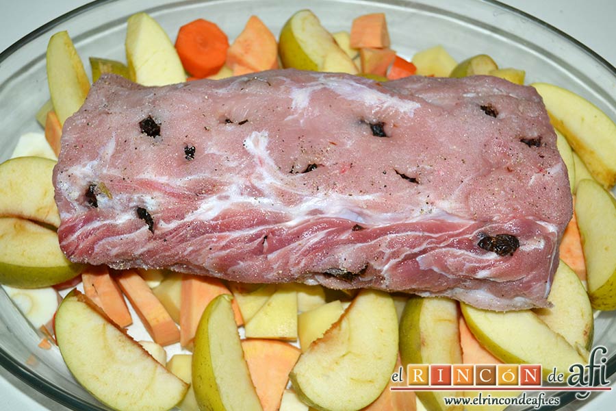 Lomo de cerdo relleno de dátiles con verduras y salsa de jengibre, poner el lomo en la bandeja de las verduras