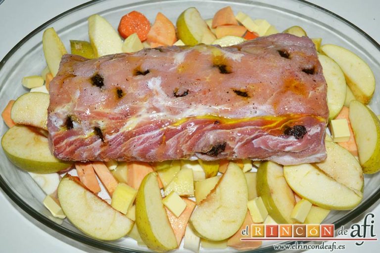 Lomo de cerdo relleno de dátiles con verduras y salsa de jengibre, echarle a la carne un chorrito de aceite y poner los cubitos de mantequilla entre las manzanas y las verduras