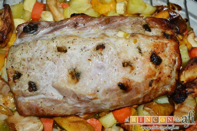 Lomo de cerdo relleno de dátiles con verduras y salsa de jengibre, sacar la fuente del horno y dejar enfriar