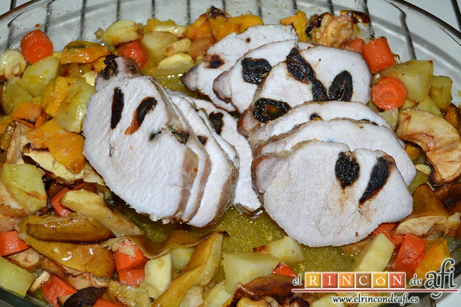 Lomo de cerdo relleno de dátiles con verduras y salsa de jengibre, servir con las verduras horneadas y la salsa