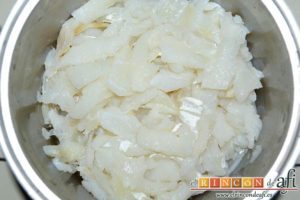 Pimientos de piquillo rellenos de brandada de bacalao casera, escurrir el bacalao y desmigajarlo