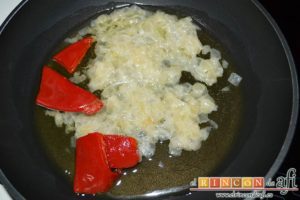 Pimientos de piquillo rellenos de brandada de bacalao casera, en una sartén pochar la cebolla y añadir los pimientos restantes