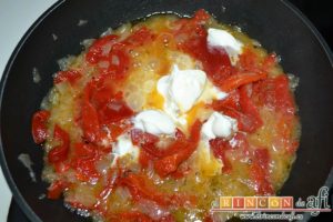 Pimientos de piquillo rellenos de brandada de bacalao casera, añadir la nata y el azúcar
