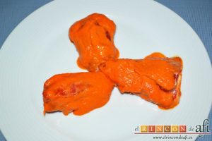 Pimientos de piquillo rellenos de brandada de bacalao casera, sugerencia de presentación