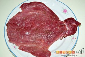 Solomillo de cerdo relleno en salsa de setas, salpimentar