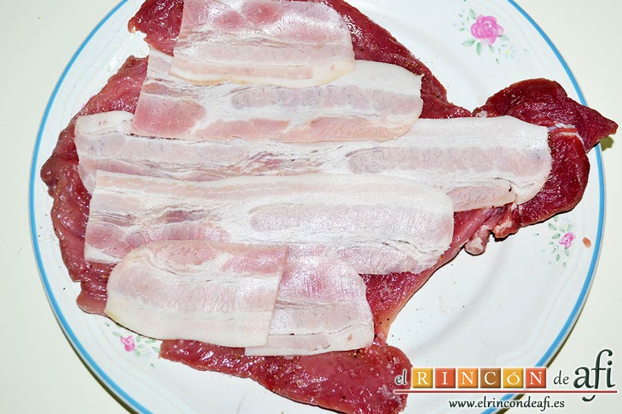 Solomillo de cerdo relleno en salsa de setas, extender en el interior las lonchas de bacon