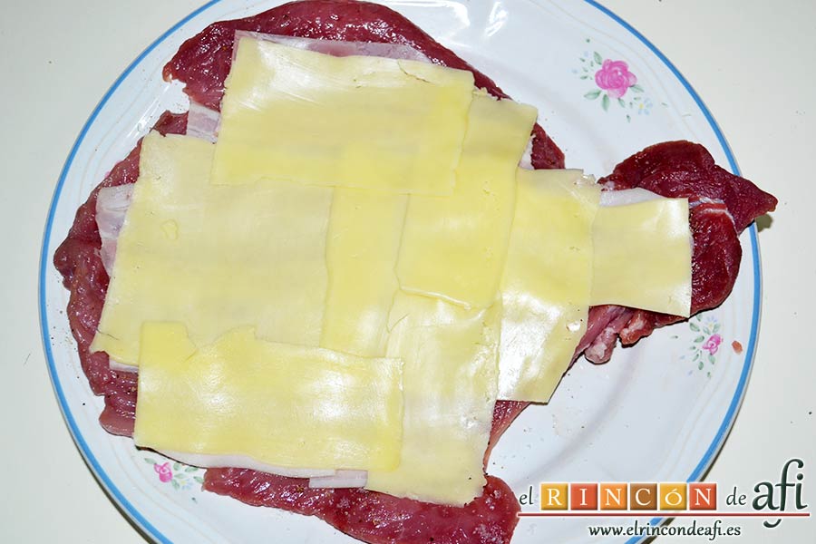 Solomillo de cerdo relleno en salsa de setas, extender a continuación las lonchas de queso