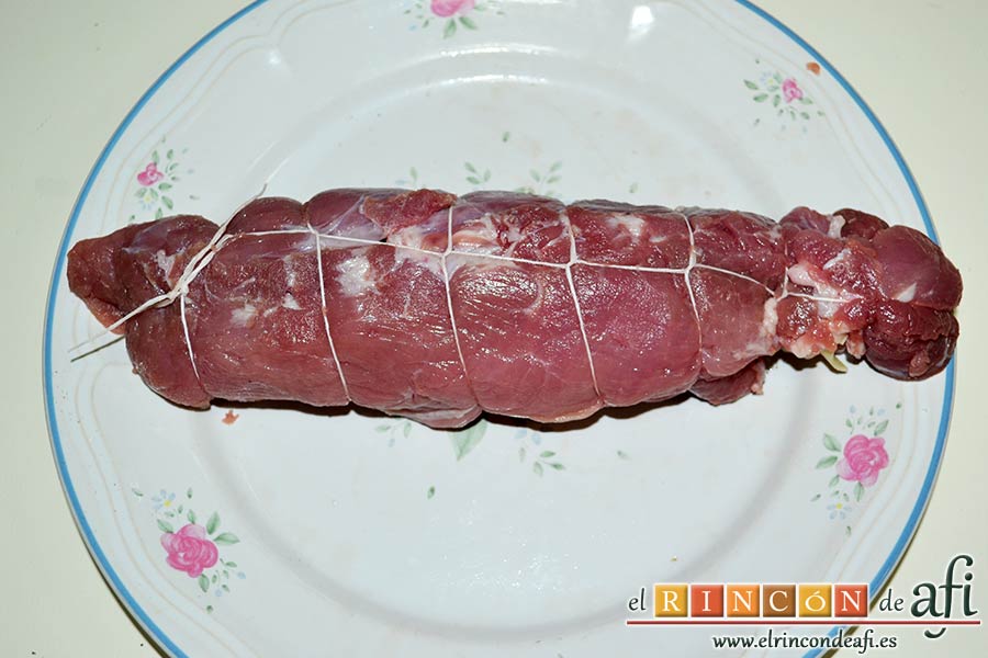 Solomillo de cerdo relleno en salsa de setas, enrollar el solomillo y bridar con hilo de cocina