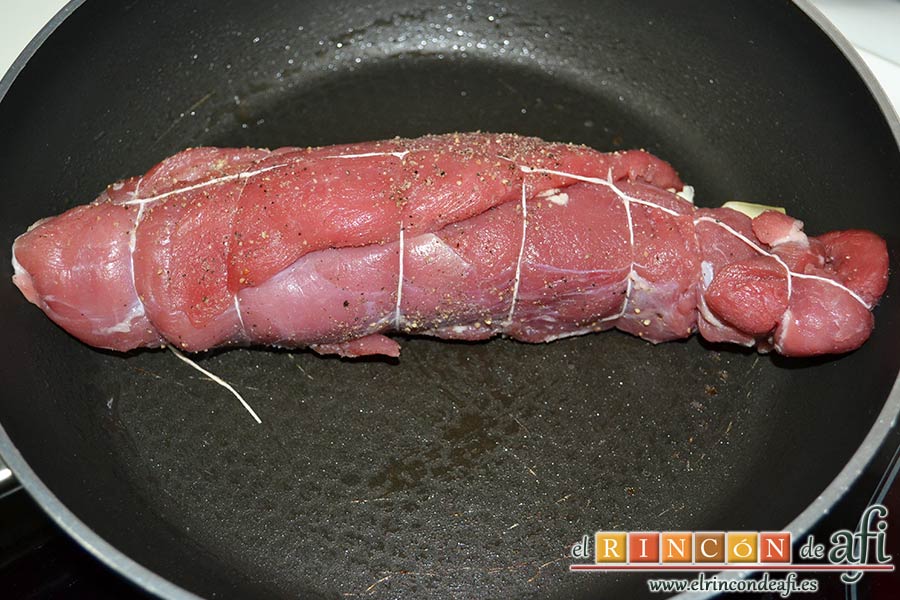 Solomillo de cerdo relleno en salsa de setas, poner el solomillo en una sartén caliente con un poco de aceite de oliva
