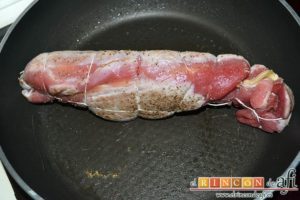 Solomillo de cerdo relleno en salsa de setas, dar vueltas para sellarlo por todos lados